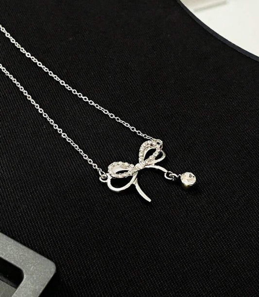 Bow necklace
