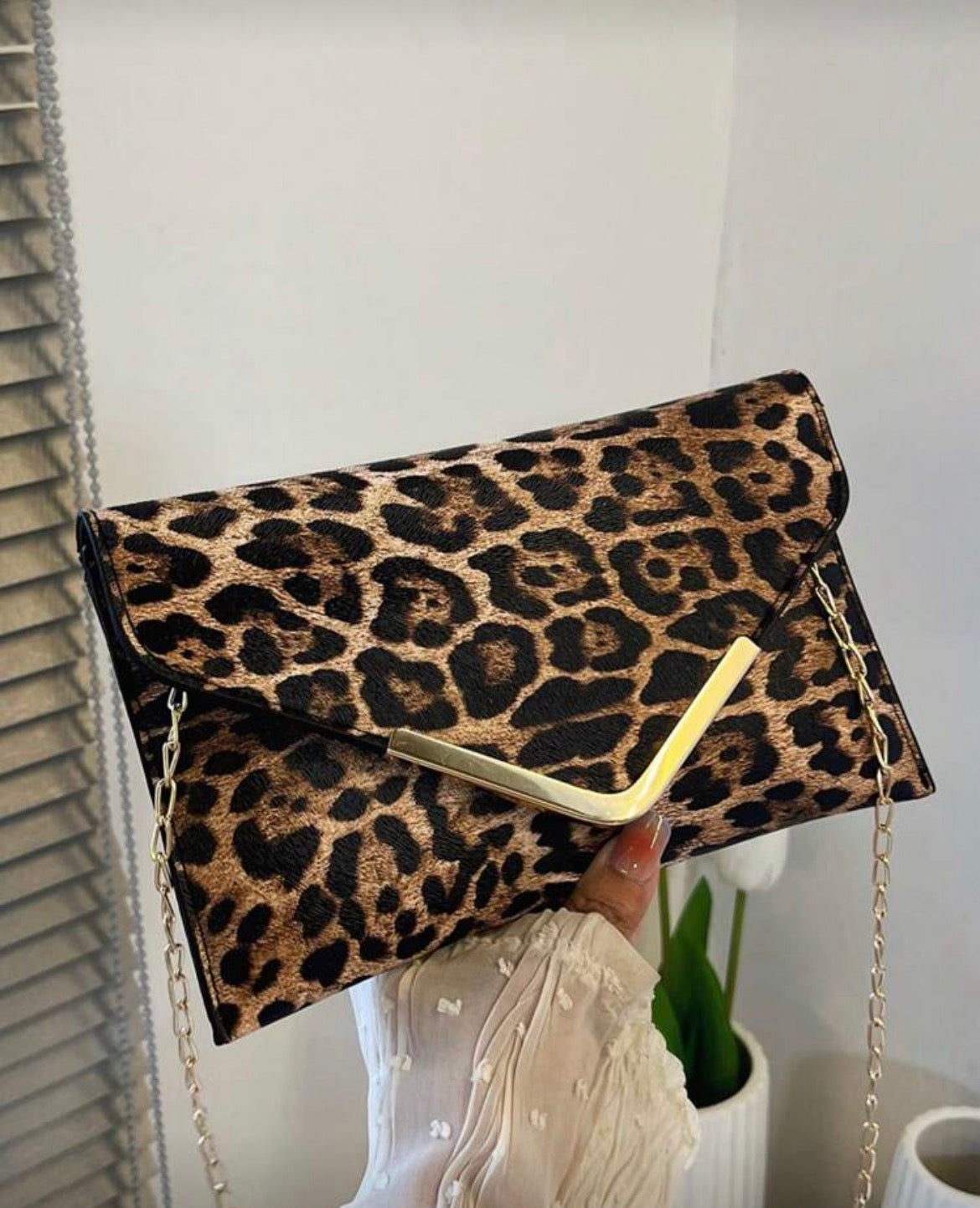Crossbody clutch