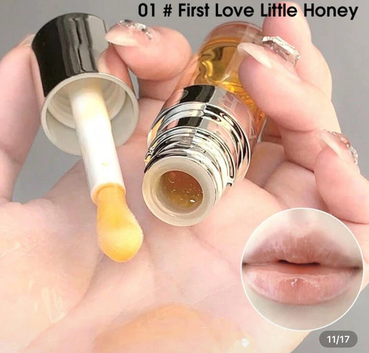 Lip moisturizing oil