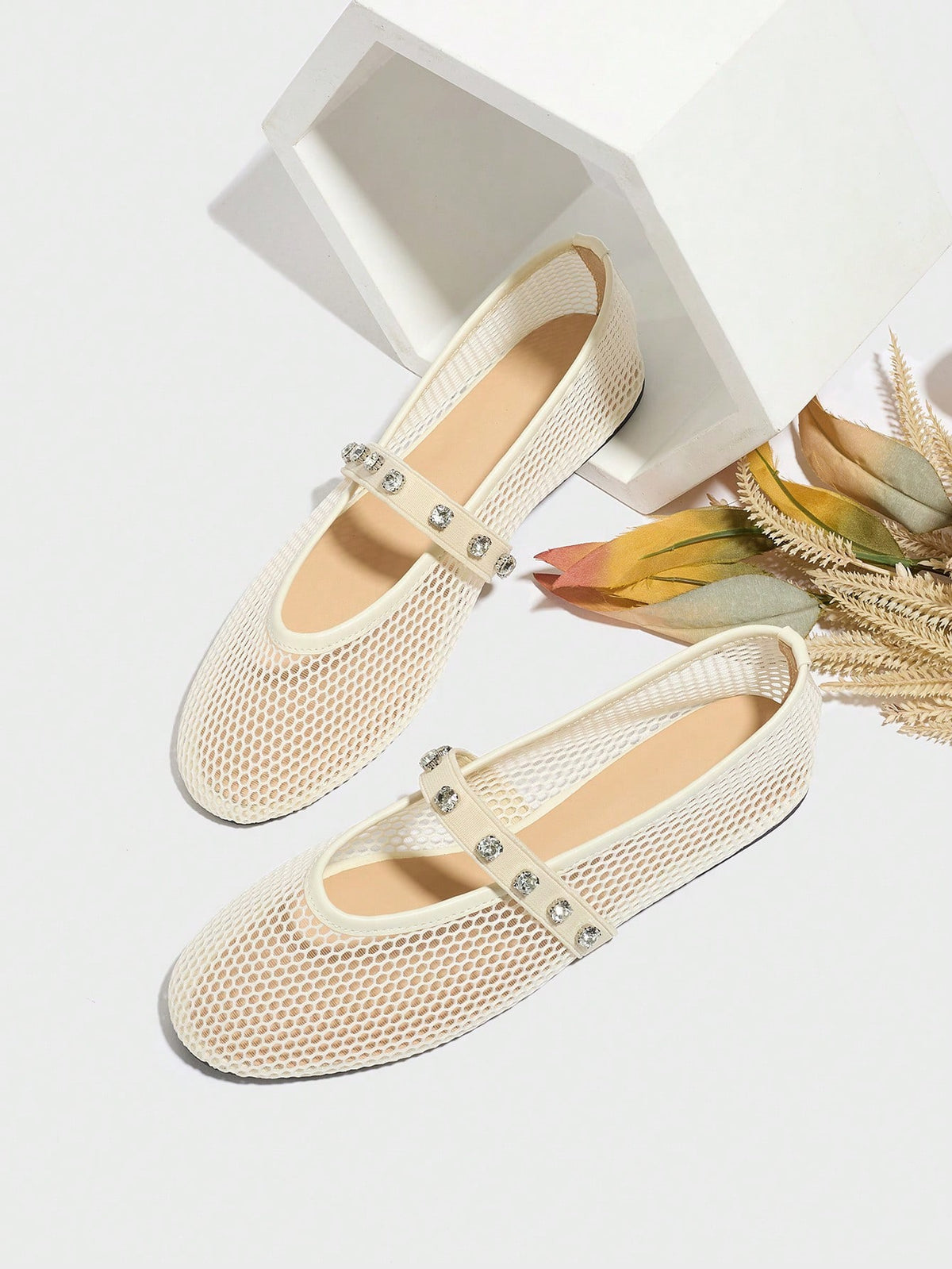 Mesh shoes